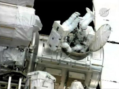 Astronautas iniciam 1 das trs caminhadas espaciais na ISS 