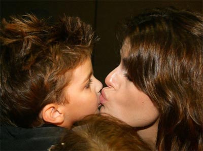 Isabeli Fontana ganha selinho do filho no backstage 