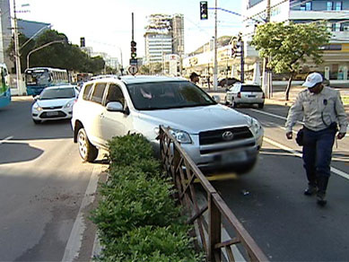 Motorista atravessa canteiro e provoca coliso em avenida de Vitria