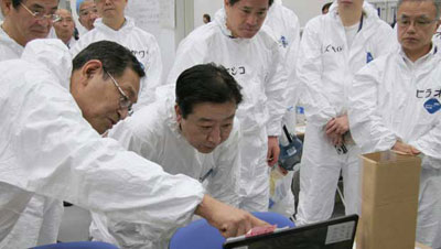 Novo premi do Japo visita usina e promete controlar crise nuclear