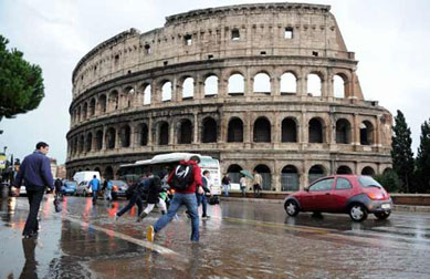 Chuva alaga ruas e metr de Roma