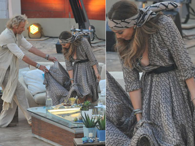 Jennifer Lopez deixa o seio  mostra em programa de TV