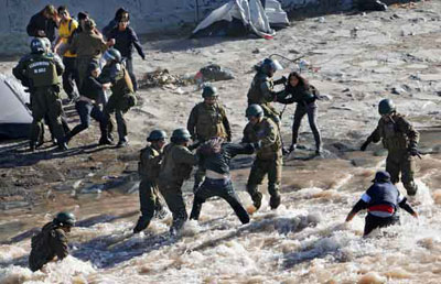 Estudantes se jogam em rio no Chile em confronto com policia