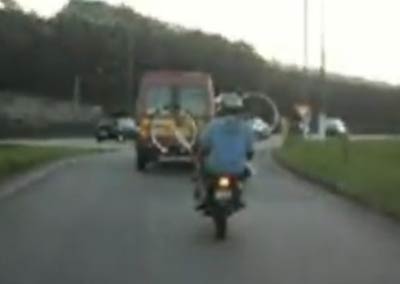 Leitor flagra moto transportando bicicleta em rodovia de So Paulo