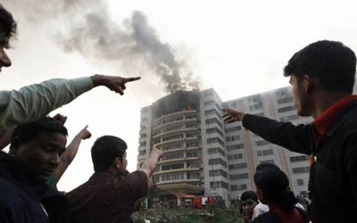 Incndio em fbrica txtil deixa mortos em Bangladesh