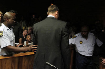 Pistorius chora ao ser acusado em tribunal por morte da namorada  