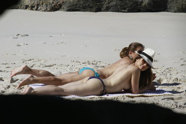 Cleo Pires deixa o corpo  mostra  em gravao em praia de nudismo
