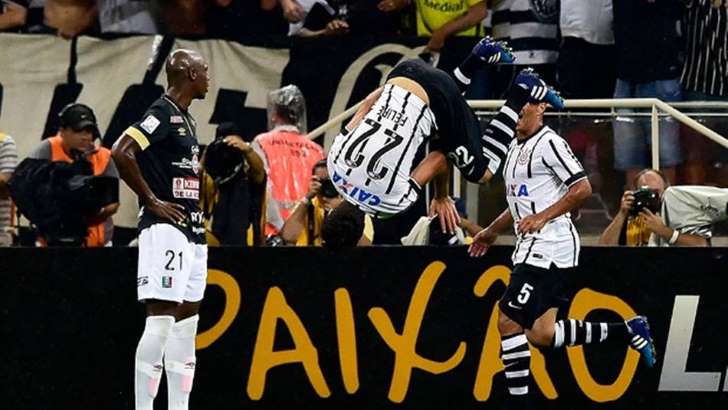 Corinthians supera expulso de Guerrero, atropela o Once Cal