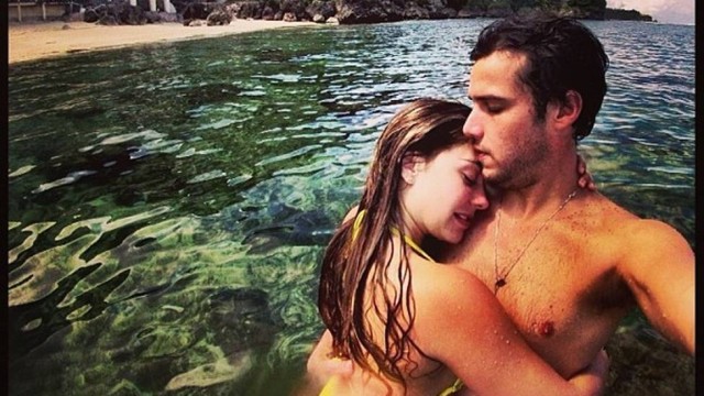 Jayme Matarazzo posa agarradinho  namorada em praia paradisaca de Bali