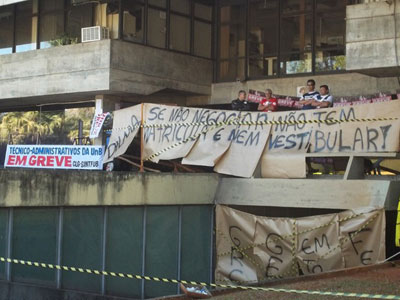 Servidores em greve ocupam prdio da reitoria da Universidade de Braslia