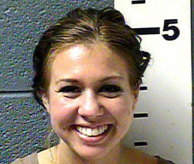 Miss sorri para foto da polcia ao ser presa dirigindo bbada nos EUA