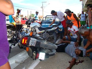Acidente envolve bugre e trs  motos em Maratazes
