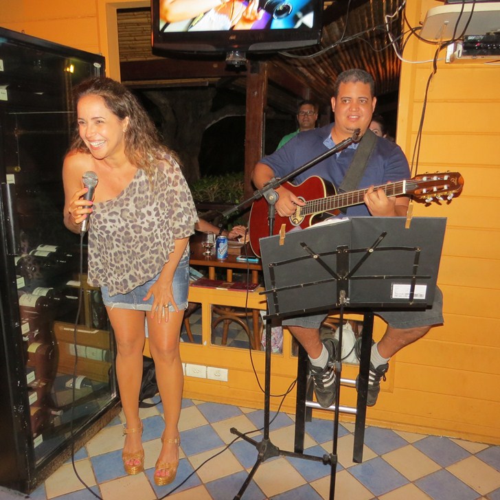 Daniela Mercury canta para Malu Verosa em Noronha