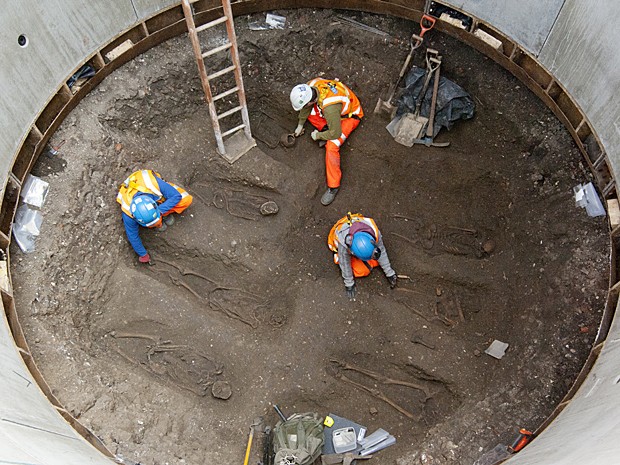 Escavao ferroviria encontra 13 corpos em vala comum medieval