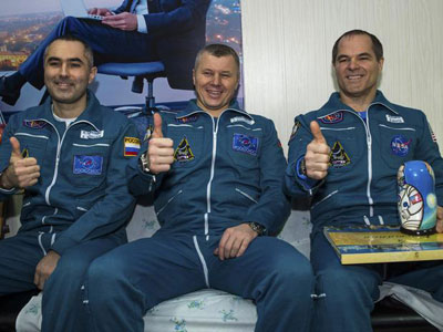 Retornam  Terra trs astronautas da ISS  
