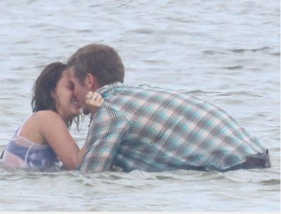 Toda molhada, Miley Cyrus grava cenas de beijo