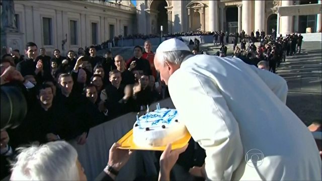 Papa Francisco comemora 78 anos com smbolos argentinos no V