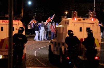 Policiais ficam feridos em novos incidentes violentos em Belfast