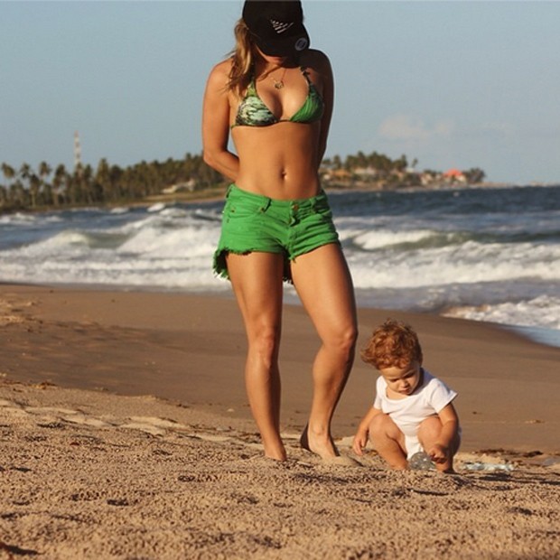 Claudia Leitte exibe corpo em foto na praia com o filho caula