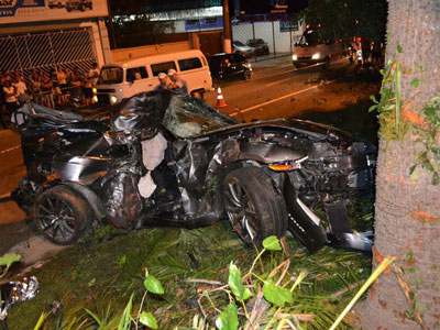 SP: acidente com carro esportivo deixa um morto e um ferido