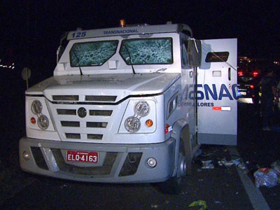 Ladres armados explodem carros-fortes e oito pessoas ficam feridas em Araras  