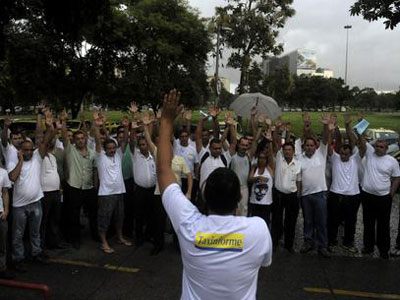 Taxistas fazem protesto no centro do Rio na manh desta quinta-feira  