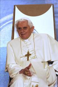Papa encoraja  Igreja a usar internet, mas adverte 