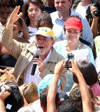 Lula entrega laptops e promete internet gratuita no Rio