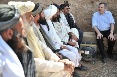 Premier britnico faz visita surpresa ao Afeganisto 