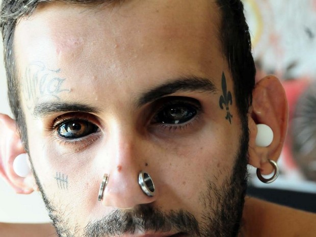 Fascinado por modificao corporal, jovem tatua os prprios olhos no Acre