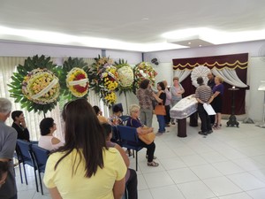 Familiares e amigos prestam as ltimas homenagens a Canarinho