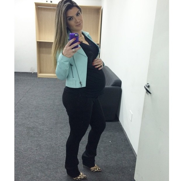 Mirella Santos mostra barrigo no stimo ms de gravidez
