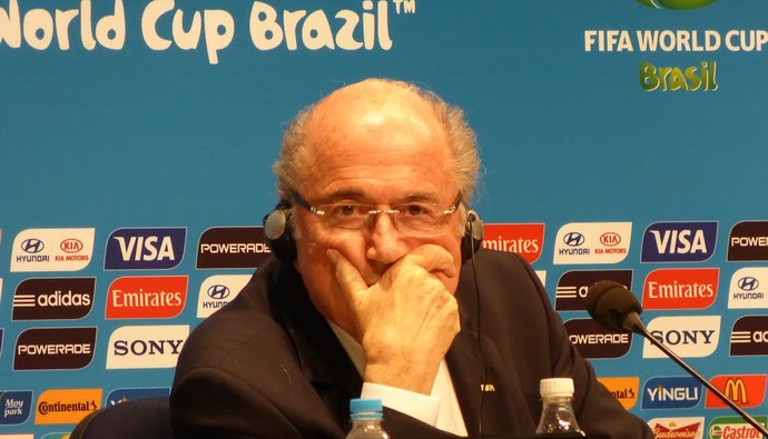 Pergunta sobre cambistas irrita Blatter, e Valcke diz que problema seguir
