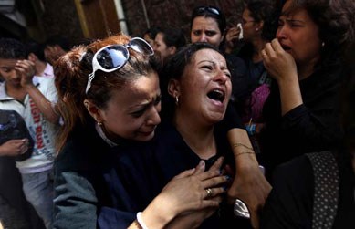 Coptas choram seus mortos aps confrontos na capital do Egito