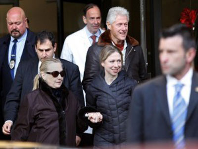 Hillary Clinton  vista deixando o hospital  
