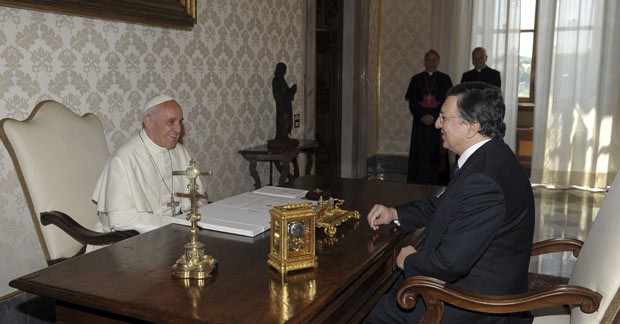 Papa recebe presidente europeu e faz brincadeira com a lngua portuguesa 