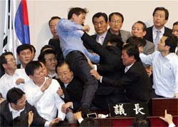 Discusso no Parlamento sul-coreano acaba em pancadaria.