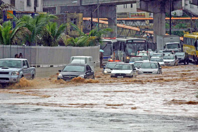 Chuva alaga ruas em Salvador