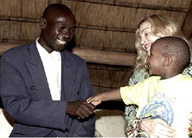 Filho adotivo de Madonna reencontra pai biolgico no Malau