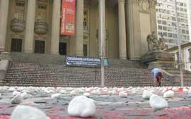 ONG faz protesto contra violncia com pedras brancas no Cent