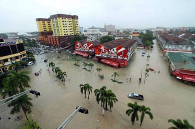 Milhares fogem de inundaes na Malsia  