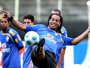 Dunga mantm confiana na recuperao de Ronaldinho