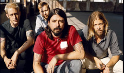 Vocalista do Foo Fighters expulsa f de show
