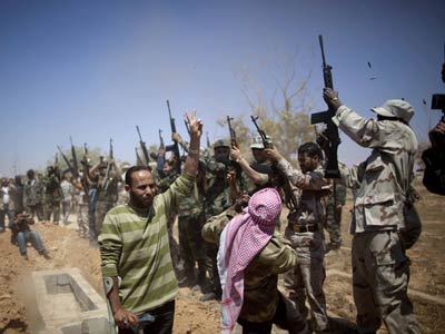 Rebeldes da Lbia avanam para o oeste, e capital tem novo bombardeio