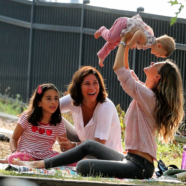 Mezona! Gisele Bndchen se diverte com os filhos em parque de Boston