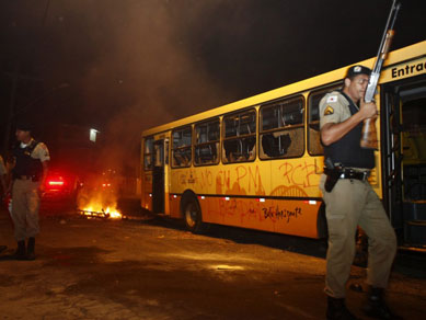 Moradores de bairro de Belo Horizonte  incendeiam nibus aps ao policial