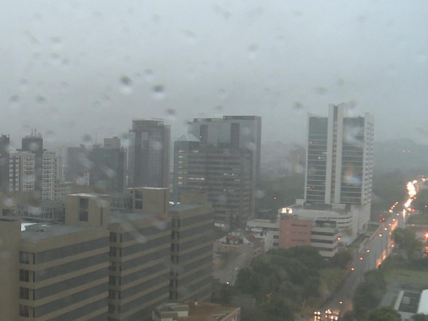Chuva causa alagamentos e desliga semforos em Porto Alegre 