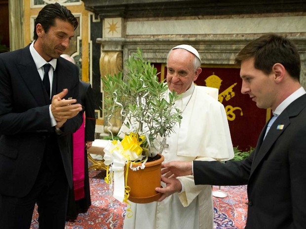 Papa Francisco recebe Messi e as selees da Argentina e da Itlia