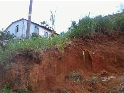 Poste ameaa cair em barranco de bairro em Vila Velha, ES