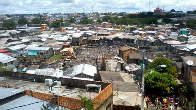 Incndio destruiu mais de 50 casas e desabrigou centenas, em Manaus